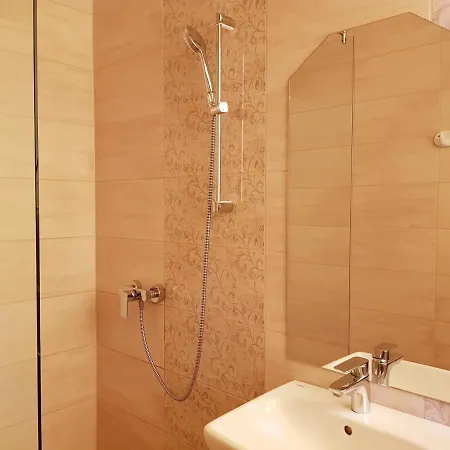 Crystal Es Susanne Panzio Oda ve Kahvaltı Siofok