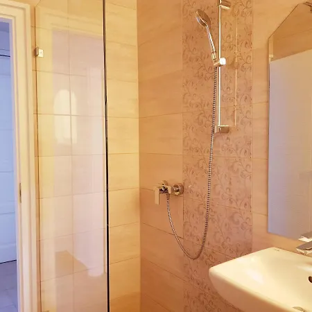 Crystal Es Susanne Panzio Oda ve Kahvaltı Siofok